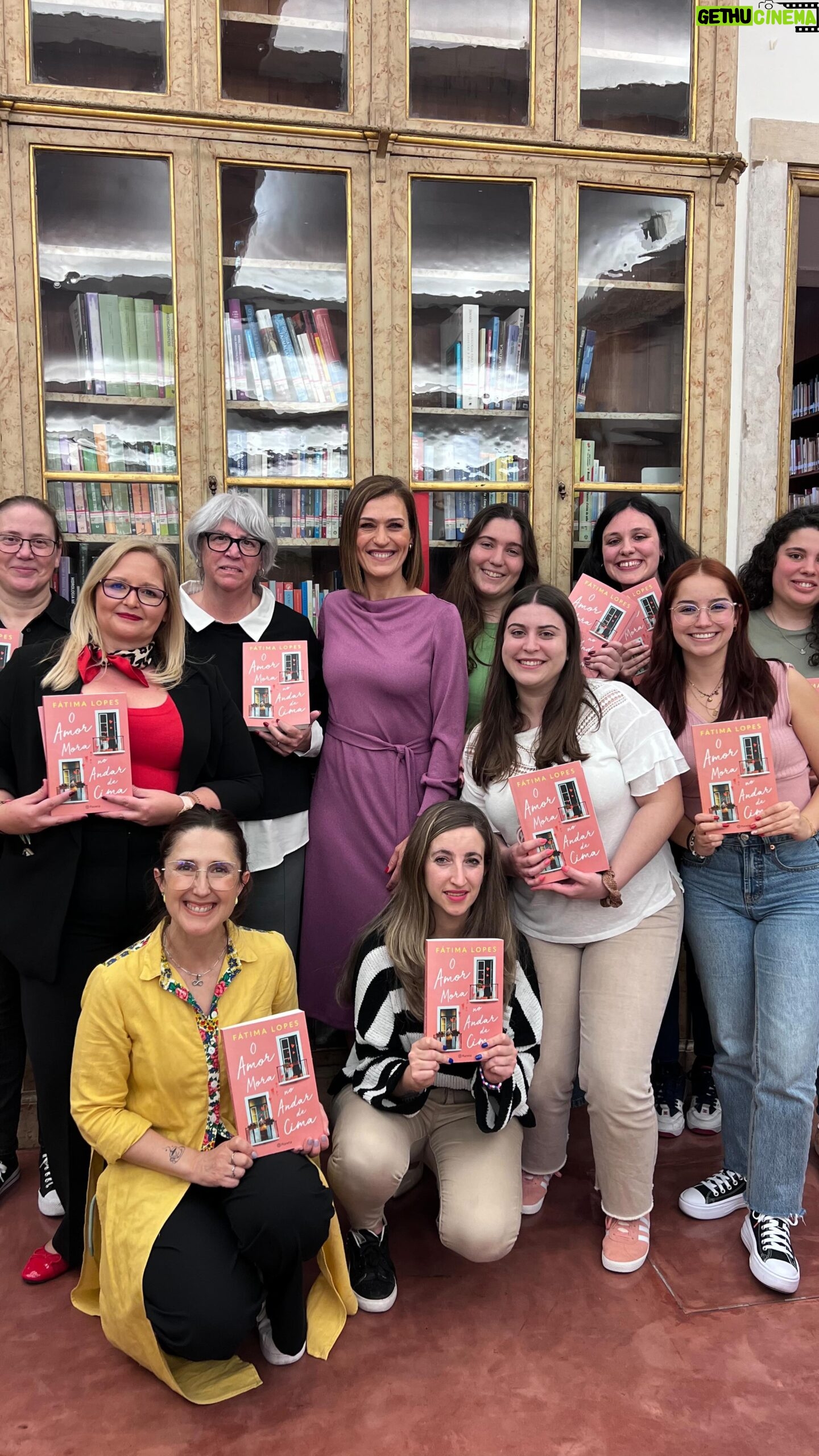 Fátima Lopes Instagram - Apresentei o meu novo livro, “O Amor Mora No Andar De Cima”, a um grupo de booktokers na Biblioteca Municipal no Palácio das Galveias. Foi uma experiência muito interessante com mulheres de várias idades, mas todas apaixonadas por livros. É um privilégio poder conversar sobre as temáticas dos livros e ao mesmo tempo fazer partilhas pessoais sobre a nossa própria vida! 🥰 #bibliotecapalaciogalveias