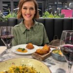 Fátima Lopes Instagram – Na @tabernadaesquina_ é difícil escolher o que comer porque é tudo muito bom. Desta vez optei por umas belas pataniscas de bacalhau com arroz de tomate. Estavam divinais! 😋