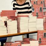 Fátima Lopes Instagram – Aí está ele, fisicamente! “O Amor Mora no Andar de Cima”, é o meu novo livro e ontem foi dia de assinar 650 livros para a pré-venda. Só posso agradecer aos livreiros e aos meus leitores, o entusiasmo e a alegria com que recebem as minhas obras. Este livro desafia-vos a deixar o amor entrar. Preparados? ❤️