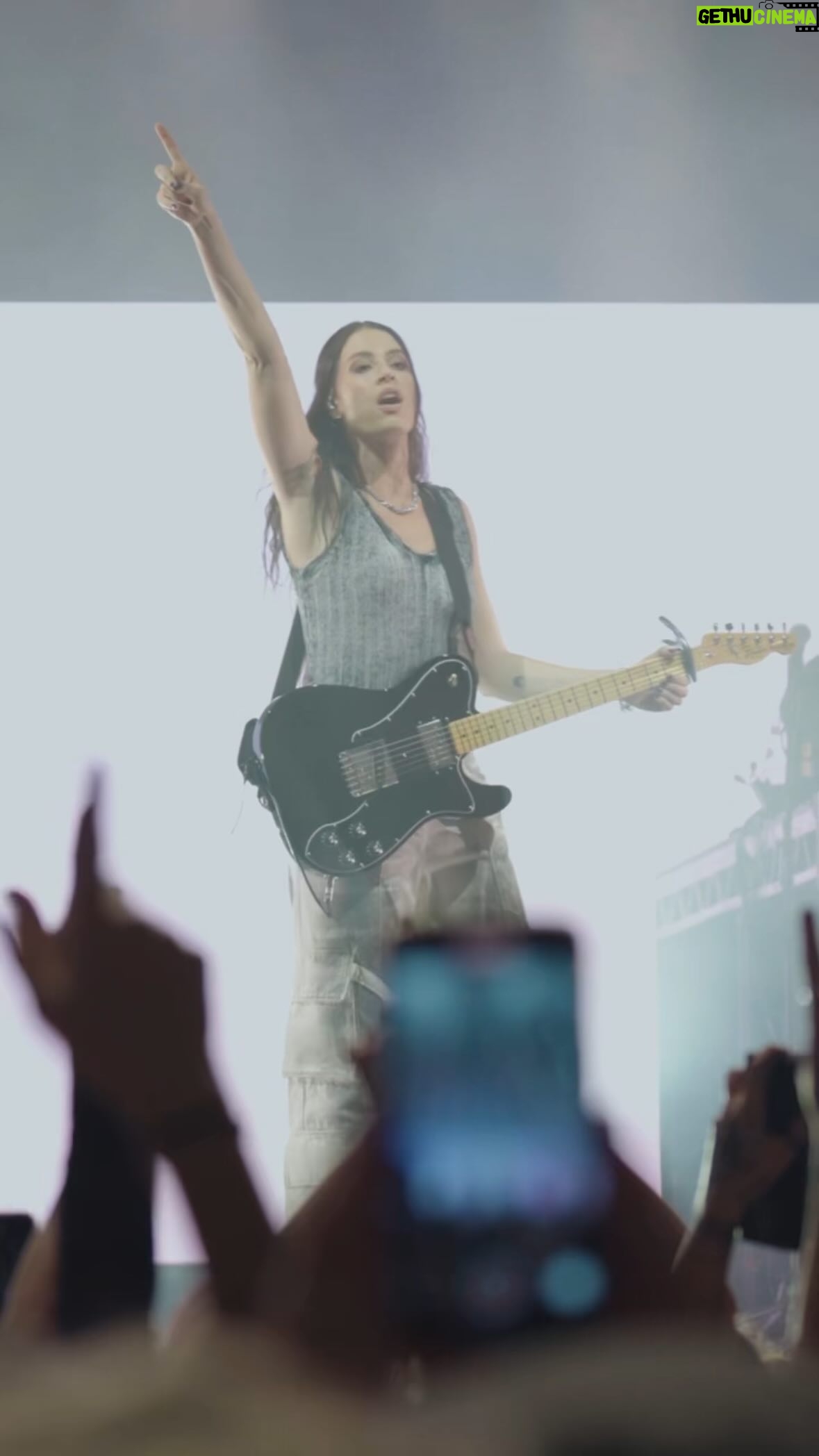 FLETCHER Instagram - pretending live. what’s your favorite song in the set? 💫