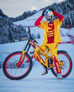 Fabio Wibmer Instagram - We‘re back! ❄️🔥
New video dropping on Thursday!
Let‘s go 🤟

PC @philipplatzer / @hannesberger_com