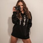 Fabiola Campomanes Instagram - Amo mi sudadera de @alexmedinamsw y esta pandemia me hizo cuestionarlo todo. Quiero compartirles que sufrí varios ataques de ansiedad y cuando todo esto empezó .decidí ponerme hacer ejercicio pero no era para cambiar mi cuerpo ,si no para calmar mi mente. Y la disciplina , constancia, paciencia y amor a mi cuerpo ,han cambiado mis pensamientos . No se si regresen … pero hoy soy más fuerte !! Así que lo recomiendo. Ejercítate y se paciente y amoroso con tu cuerpo es el único que te acompañará siempre . 🥰💗 l📸 @vickymfotografia @rulomaquillista @martinezmvideo