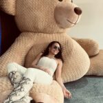 Fabiola Campomanes Instagram - El amor propio es el aprecio, el respeto y la aceptación de uno mismo. Se trata de cultivar una relación positiva y saludable con uno mismo, reconociendo y valorando la propia valía, independientemente de las opiniones externas o las circunstancias. Aquí te comparto algunas ideas importantes sobre el amor propio: 1. Autoaceptación: El amor propio implica aceptar todas las partes de uno mismo, incluidas las imperfecciones y los errores. Se trata de reconocer que somos seres únicos y valiosos tal como somos. 2. Autocuidado: Amar a uno mismo implica cuidar de nuestra salud física, emocional y mental. Esto incluye establecer límites saludables, tomar tiempo para el descanso y la relajación, y buscar ayuda cuando sea necesario. 3. Autoestima: El amor propio está vinculado a tener una autoestima saludable, que es la confianza en nuestras propias habilidades, fortalezas y dignidad como personas. 4. Empoderamiento: El amor propio nos empodera para tomar decisiones que sean beneficiosas para nosotros, buscar relaciones saludables y perseguir metas que nos hagan felices. 5. Autenticidad: Amar a uno mismo implica ser auténtico y vivir de acuerdo con nuestros valores y creencias personales, en lugar de tratar de complacer a los demás o ajustarse a expectativas poco realistas. 6. Perdón y compasión: El amor propio implica perdonarse a uno mismo por los errores pasados y practicar la compasión hacia uno mismo en momentos difíciles. En resumen, el amor propio es un aspecto fundamental del bienestar emocional y mental. Amate mucho ❤️