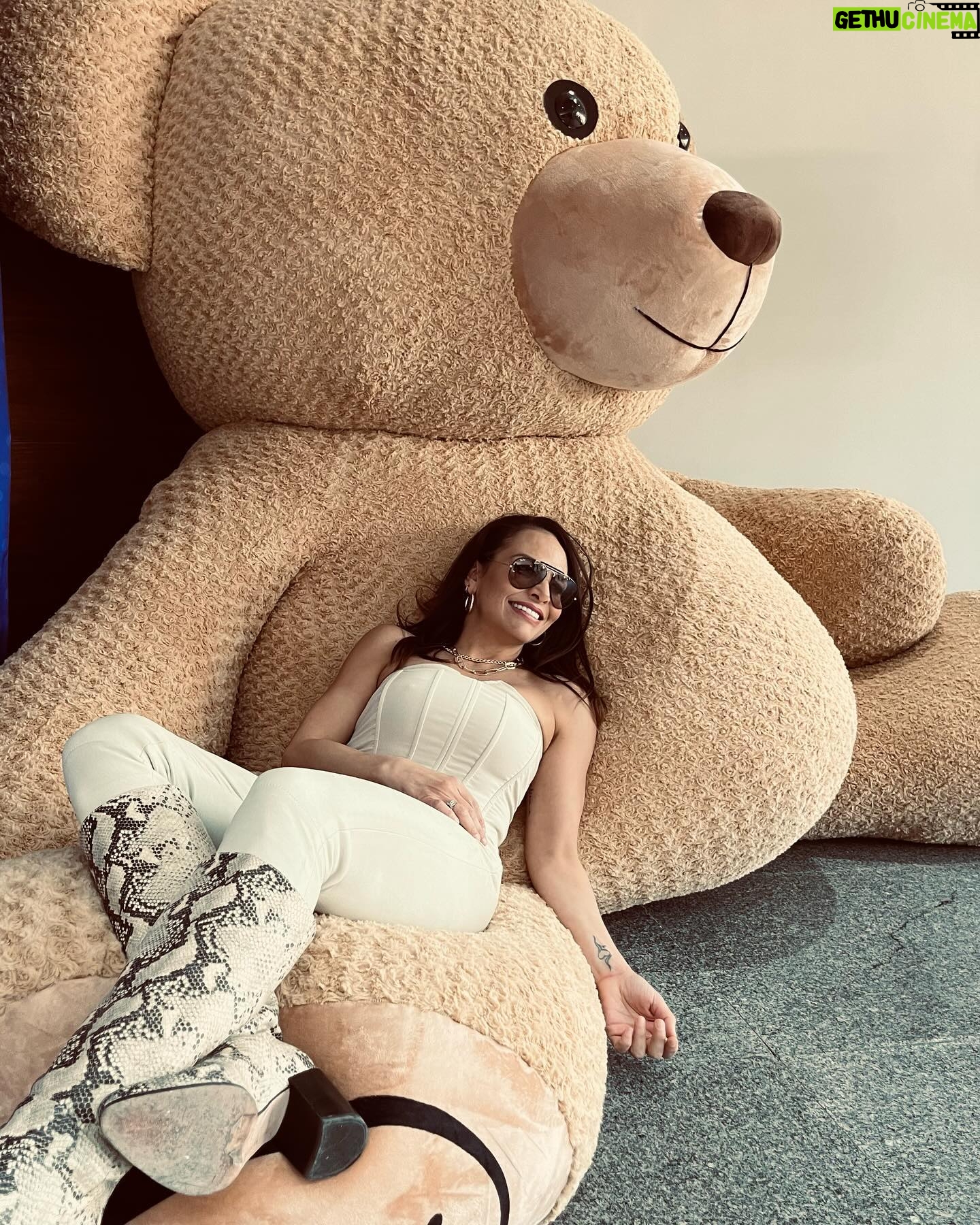 Fabiola Campomanes Instagram - El amor propio es el aprecio, el respeto y la aceptación de uno mismo. Se trata de cultivar una relación positiva y saludable con uno mismo, reconociendo y valorando la propia valía, independientemente de las opiniones externas o las circunstancias. Aquí te comparto algunas ideas importantes sobre el amor propio: 1. Autoaceptación: El amor propio implica aceptar todas las partes de uno mismo, incluidas las imperfecciones y los errores. Se trata de reconocer que somos seres únicos y valiosos tal como somos. 2. Autocuidado: Amar a uno mismo implica cuidar de nuestra salud física, emocional y mental. Esto incluye establecer límites saludables, tomar tiempo para el descanso y la relajación, y buscar ayuda cuando sea necesario. 3. Autoestima: El amor propio está vinculado a tener una autoestima saludable, que es la confianza en nuestras propias habilidades, fortalezas y dignidad como personas. 4. Empoderamiento: El amor propio nos empodera para tomar decisiones que sean beneficiosas para nosotros, buscar relaciones saludables y perseguir metas que nos hagan felices. 5. Autenticidad: Amar a uno mismo implica ser auténtico y vivir de acuerdo con nuestros valores y creencias personales, en lugar de tratar de complacer a los demás o ajustarse a expectativas poco realistas. 6. Perdón y compasión: El amor propio implica perdonarse a uno mismo por los errores pasados y practicar la compasión hacia uno mismo en momentos difíciles. En resumen, el amor propio es un aspecto fundamental del bienestar emocional y mental. Amate mucho ❤️
