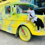 Fabiola Campomanes Instagram - Una breve historia , Estaba tomándome una foto y de pronto apareció el artista y lo invité a tomarse la foto conmigo. 😁🤍 lindos momentos en Buenos Aires .