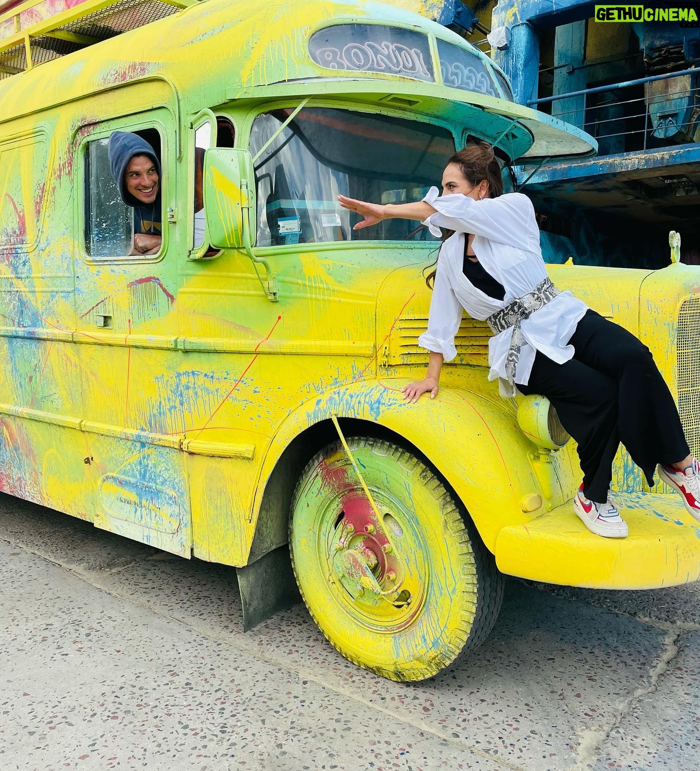 Fabiola Campomanes Instagram - Una breve historia , Estaba tomándome una foto y de pronto apareció el artista y lo invité a tomarse la foto conmigo. 😁🤍 lindos momentos en Buenos Aires .