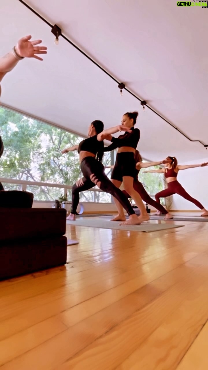 Fabiola Campomanes Instagram - Regresando a lo que me a hecho tanto bien por tantos años y jamás debí dejar 🕉️ mi ser, mi esencia , el camino hacia mi interior el yoga , la meditación, siempre han sido grandes canales ♾️🫶🏼 En un mundo tan terrenal , lleno de deslealtad , mentiras y gente doble cara yo me quedo con interior y siempre preferiré el camino del amor no de la verdad ♾️🫶🏼 Mi prioridad es por encima de todo mi paz interior , mi salud mental, física y emocional 🫶🏼 Lo más lindo de todo es que es de tu mano amiga del alma , 18 años de pasar por tantas cosas juntas , hoy como siempre estoy muy orgullosa de ti , eres un ser de luz y amo este nuevo camino que emprendiste @fabiolacampomanes ♾️🙌🏻🕉️♥️ Si están en México no deben perderse estas clases y muchas más de diferentes temáticas en @henkowellnesscenter 🫶🏼