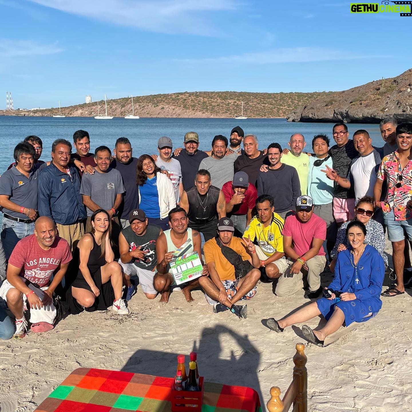 Fabiola Campomanes Instagram - Amo mi trabajo , qué me permite interpretar personajes entrañables. Con seres humanos divinos y lugares increíbles. Gracias 😊 Malena y a todo el crew de @cabotelenovela y a ti querido @juangaraujo por las 📸