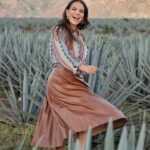 Fabiola Campomanes Instagram - En 1998 se grabo la telenovela Azul Tequila , y hasta ahora regresé a grabar a estos campos de agave azul ,que me emocionan tanto. Orgullosamente Tequilera 😁 les mando ❤️❤️❤️