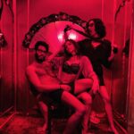 Fabiola Campomanes Instagram - En realidad, el poliamor es un concepto estrechamente relacionado con la pluralidad del amor, o sea, de cómo los que lo practican son capaces de amar a los demás. En el poliamor la clave está en amar. Es lo que cada cual establezca en cada momento de forma consensuada y de corazón . 🤍 😈 @juegodelasllaves tercera temporada @amazonprime 🇲🇽 @vix 🇺🇸