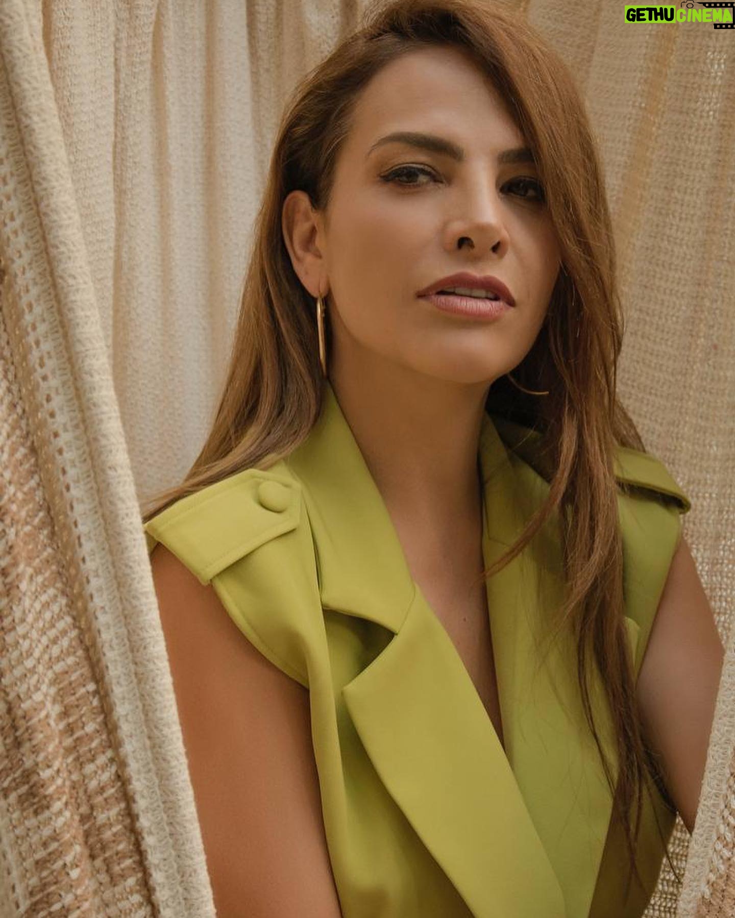 Fabiola Campomanes Instagram - Gracias @revistamaxwell @launiceduran y a todo el equipo hermoso !!! Foto @_kbocanegra styling @steponfashion @parisrodriguezv @lydialavin PR @_boknegra_