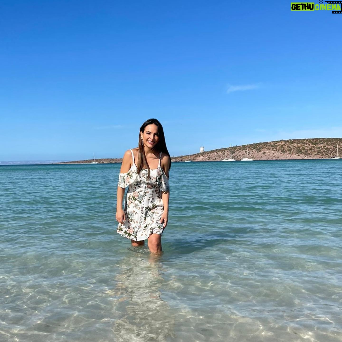 Fabiola Campomanes Instagram - Amo mi trabajo , qué me permite interpretar personajes entrañables. Con seres humanos divinos y lugares increíbles. Gracias 😊 Malena y a todo el crew de @cabotelenovela y a ti querido @juangaraujo por las 📸
