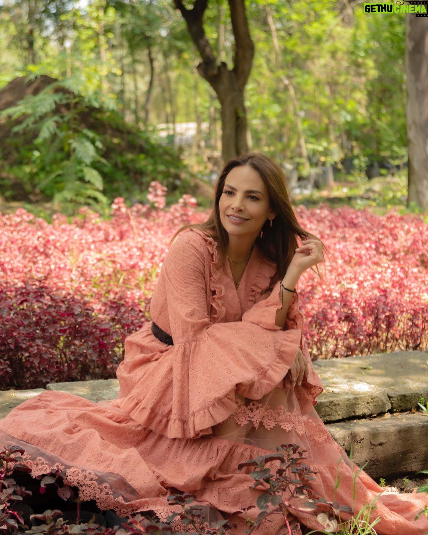 Fabiola Campomanes Instagram - Gracias @revistamaxwell @launiceduran y a todo el equipo hermoso !!! Foto @_kbocanegra styling @steponfashion @parisrodriguezv @lydialavin PR @_boknegra_
