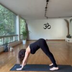 Fabiola Campomanes Instagram - El tatuaje del 🕉️ me lo hice hace 25 años , después de haber practicado yoga por primera vez . Pero no continué practicando porque sentía que tenía que cambiar y no estaba dispuesta. 25 años después practico yoga en mi tapete y fuera de él . El cambio es lo único constante . Ten el coraje de cambiar y ser TU mejor versión. 🤍🫶😘 @henkowellnesscenter