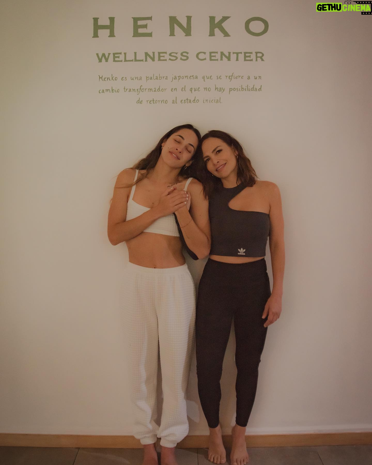 Fabiola Campomanes Instagram - Con mucho amor , les comparto este sueño materializado. @henkowellnesscenter es un espacio para sanar y crecer. La práctica de Yoga a mi me ha sanado y me ha acercado a ser realmente YO. Seguramente seguiré equivocándome, y hay personas que son mejores practicantes. Pero lo más bonito de enseñar es pasar la información y acompañar al otr@ a ser su mejor versión. Todos los días se aprende algo nuevo, así que invitados sean, los que estén en el mismo trip. Gracias a mis mujeres que me acompañan en este proceso. Má, Pawiwi, Carnaluki, Mine, GRACIAS por hacer este camino más lindo. A ti mi socia mi Babybean gracias x enseñarme tanto !! Síganos en @henkowellnesscenter a ver quien se apunta a tomar clase con nosotr@s ! 💚