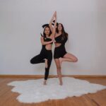 Fabiola Campomanes Instagram - ¡Encuentra tu equilibrio con la postura del árbol! 🌳 La práctica de Vrksasana en yoga ofrece una serie de beneficios, incluyendo: ✔️ Mejora del equilibrio y la coordinación. ✔️ Fortalecimiento de las piernas y músculos estabilizadores. ✔️ Aumento de la concentración y reducción del estrés. ✔️ Mejora de la postura y alineación corporal. ✔️ Desarrollo de estabilidad emocional y calma. ✔️ Estimulación del sistema nervioso para una mayor vitalidad. ¡Descubre la sensación de equilibrio físico y emocional con la postura del árbol! 🌿🧘‍♀️ #Vrksasana #Equilibrio #Bienestar #Yoga #SaludMental #henkowellnesscenter
