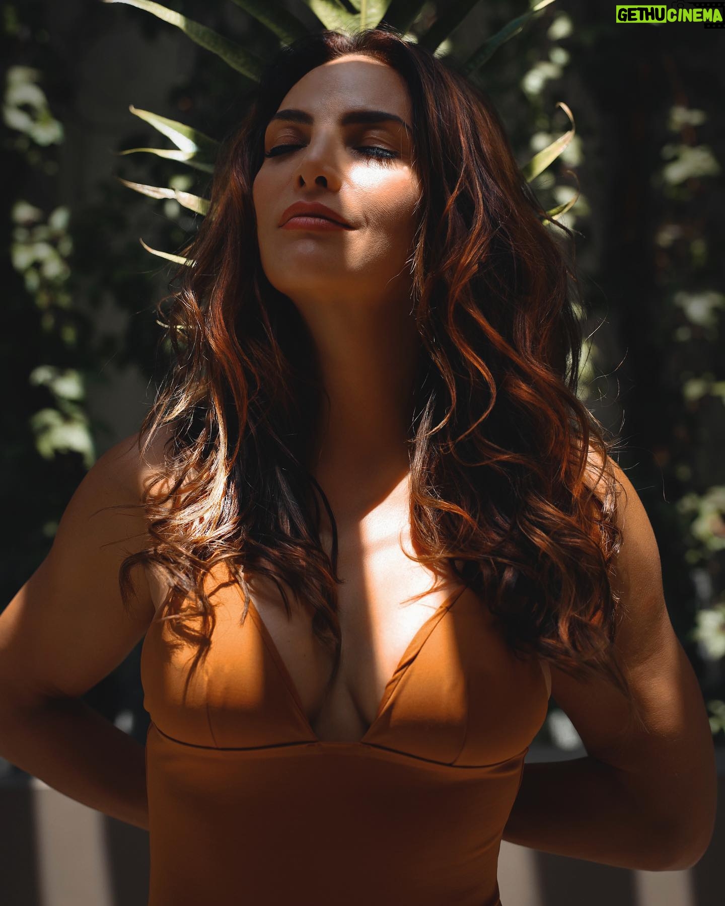 Fabiola Campomanes Instagram - Primavera vibes ๐งก๐๐งก Tiempo de resurgir. Gracias @john_klimt por este shooting ๐ค๐ป