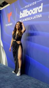 Fabiola Campomanes Instagram - Hace una semana , en lo mejor de la música latina . Gracias y ame mi vestido de @mareea.mx y la comodidad de mis 👟