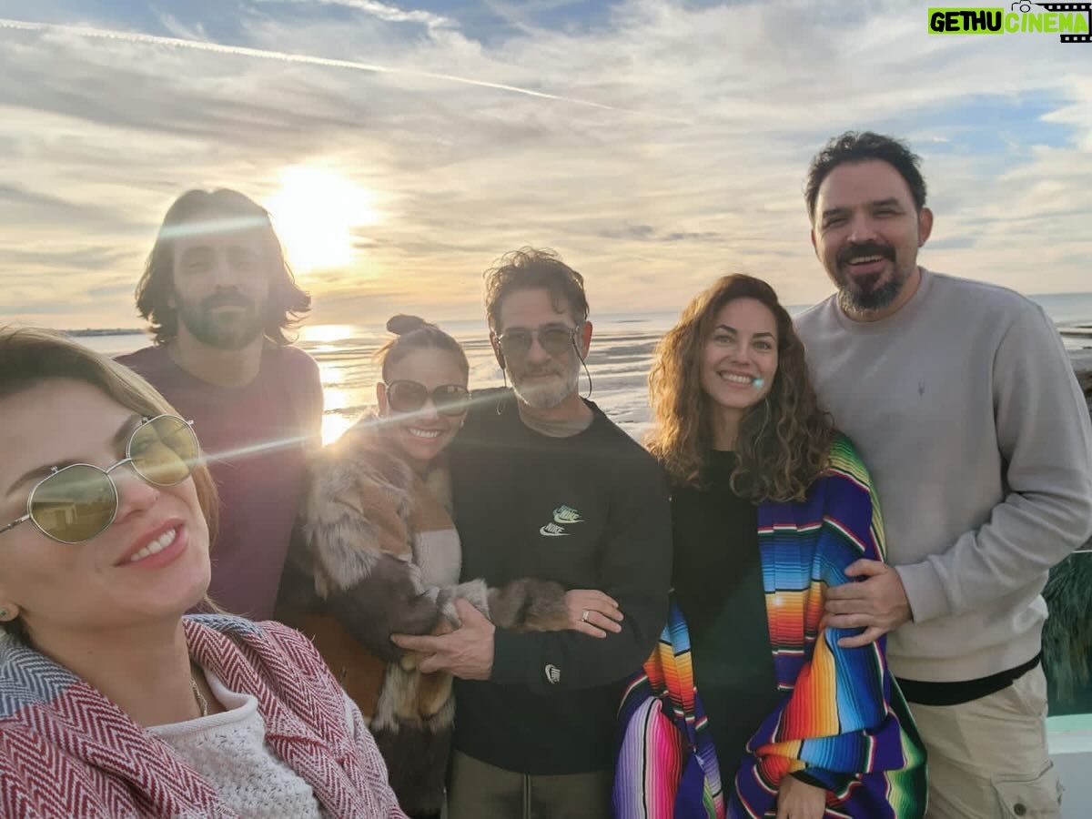 Fabiola Campomanes Instagram - Gracias, por lo afortunada que soy de cerrar y empezar otro año y tenerlos en mi vida y por los que faltan en la foto . Gracias les deseo amor y salud para ustedes y sus seres queridos. 🤍 Que la paz y el amor se viva en todos los corazones ♥️