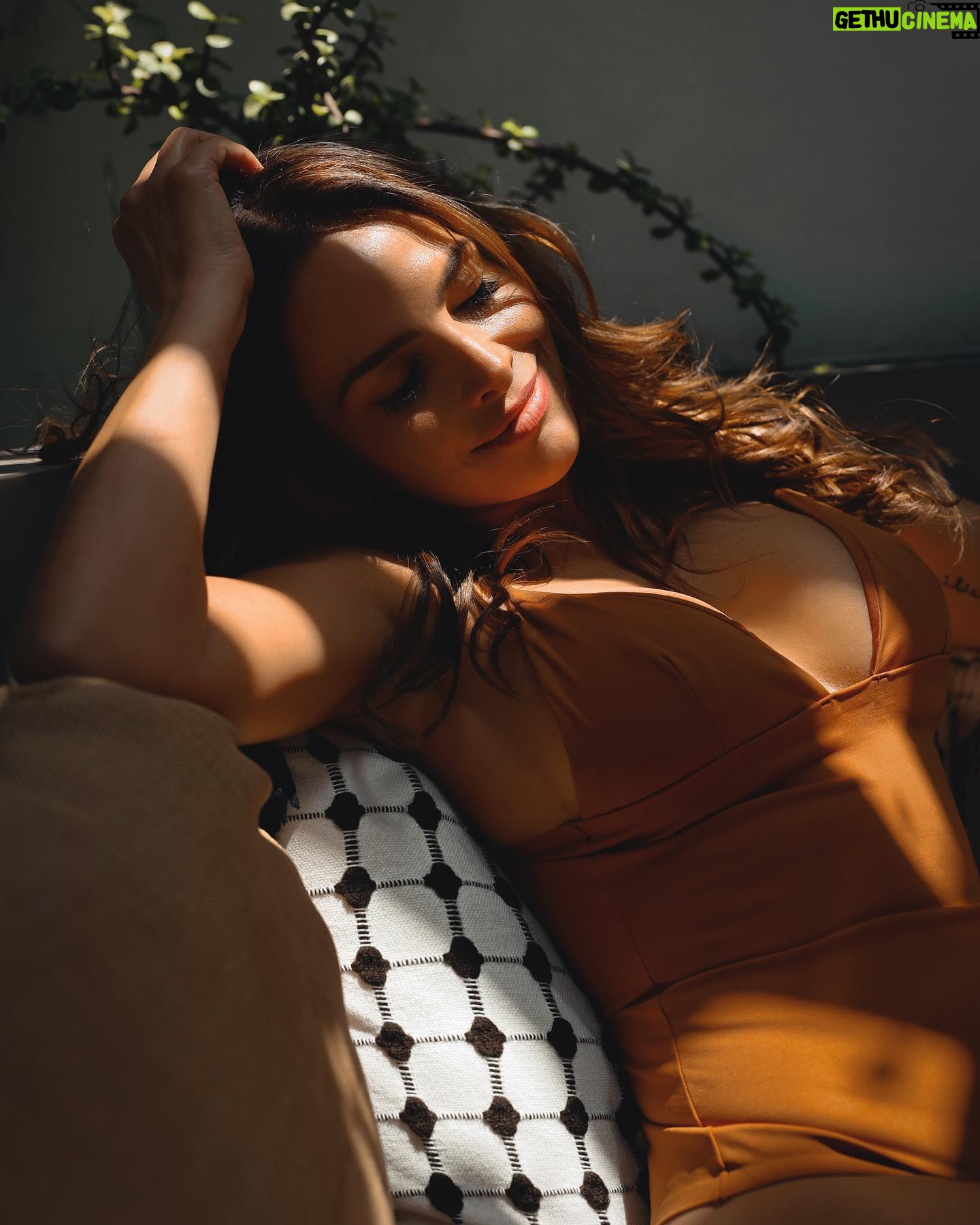 Fabiola Campomanes Instagram - Primavera vibes ๐งก๐๐งก Tiempo de resurgir. Gracias @john_klimt por este shooting ๐ค๐ป