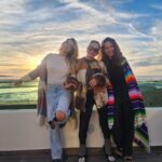 Fabiola Campomanes Instagram - Gracias, por lo afortunada que soy de cerrar y empezar otro año y tenerlos en mi vida y por los que faltan en la foto . Gracias les deseo amor y salud para ustedes y sus seres queridos. 🤍 Que la paz y el amor se viva en todos los corazones ♥️