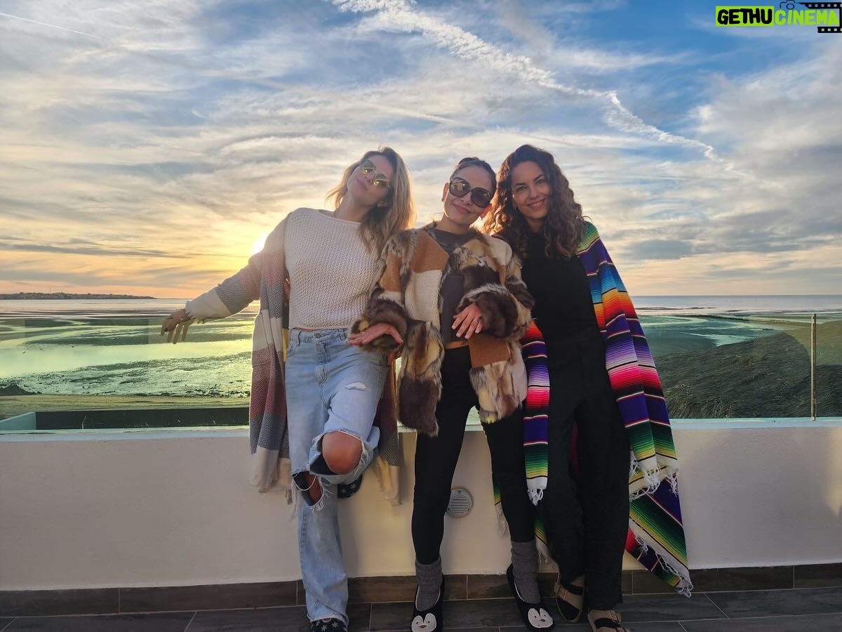 Fabiola Campomanes Instagram - Gracias, por lo afortunada que soy de cerrar y empezar otro año y tenerlos en mi vida y por los que faltan en la foto . Gracias les deseo amor y salud para ustedes y sus seres queridos. 🤍 Que la paz y el amor se viva en todos los corazones ♥️