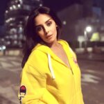 Fadwa Taleb Instagram - سنة سعيدة تولموند 😄🦋❤️🎆 و كيدايرين ؟ لاباس ؟ كي خرجت دوارتكوم ؟ 😂 @hananezouhdi_officiel 🦋🪬