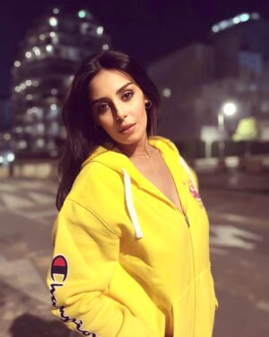 Fadwa Taleb Instagram - سنة سعيدة تولموند 😄🦋❤️🎆

و كيدايرين ؟ لاباس ؟ كي خرجت دوارتكوم ؟ 😂 

@hananezouhdi_officiel 🦋🪬
