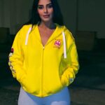 Fadwa Taleb Instagram - سنة سعيدة تولموند 😄🦋❤️🎆 و كيدايرين ؟ لاباس ؟ كي خرجت دوارتكوم ؟ 😂 @hananezouhdi_officiel 🦋🪬