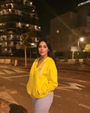 Fadwa Taleb Instagram - سنة سعيدة تولموند 😄🦋❤️🎆

و كيدايرين ؟ لاباس ؟ كي خرجت دوارتكوم ؟ 😂 

@hananezouhdi_officiel 🦋🪬