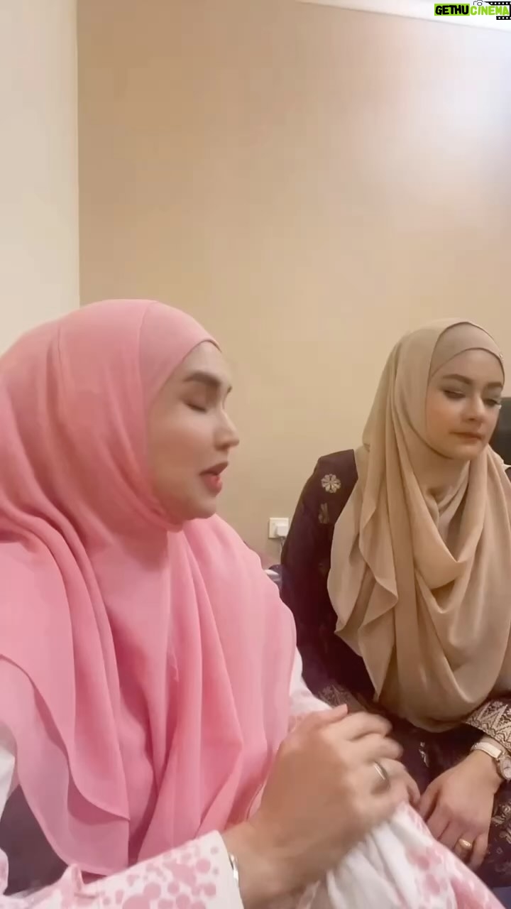 Faezah Elai Instagram - Bila kami adik beradik Mudah terhibur..selalu nya gelak ni berlanjutan selama 4 hari 3 mlm.. #mycray2sister #sibblings #mudahterhibur #sapaperangaimacamnijugak #faezahelai #feelingblessed #alhamdulillah #fyp #fypシ #fypage