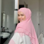 Faezah Elai Instagram – Yg dok Tanya my daily routine..
I don’t do 10 steps korean skincare routine.. cause I’m literally just too slothful.. 🥱🥱
Cleanser –  Multi Cleanser @officialpurestbyfaezahelai 
Serum – High Performance C serum @officialpurestbyfaezahelai 
Sunscreen – Dr KO
Eye Sunscreen – Supergoop
For longer and fuller eye lash – @ilashfoodcare 

I need double protection for my under eyes since my dark circles agak terok..
My skin yg buat nampak ala2 glass pinggan mangkuk tu is cause of the serum,Sbb serum tu mmg bg Keşan ala2 basah  kt ur skin.. 
.
P/S : Tk payah nk makeup 2 jam buat shading tk jd2 🙄
.
#skincare #skincaretips #dailyskincareroutine #faezahelai
