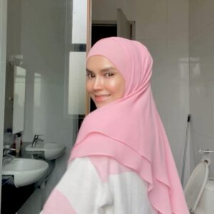 Faezah Elai Instagram - Yg dok Tanya my daily routine..
I don’t do 10 steps korean skincare routine.. cause I’m literally just too slothful.. 🥱🥱
Cleanser -  Multi Cleanser @officialpurestbyfaezahelai 
Serum - High Performance C serum @officialpurestbyfaezahelai 
Sunscreen - Dr KO
Eye Sunscreen - Supergoop
For longer and fuller eye lash - @ilashfoodcare 

I need double protection for my under eyes since my dark circles agak terok..
My skin yg buat nampak ala2 glass pinggan mangkuk tu is cause of the serum,Sbb serum tu mmg bg Keşan ala2 basah  kt ur skin.. 
.
P/S : Tk payah nk makeup 2 jam buat shading tk jd2 🙄
.
#skincare #skincaretips #dailyskincareroutine #faezahelai