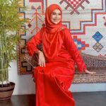 Faezah Elai Instagram – Maini Klu merah2 maini mmg suka.. Klu lembu tgk mau dia ikut maini balik rumah..🤣😂
Ampa tema apa raya tahun ni? Klu merah mau dok try baju raya drp @mawarcotton ni.. sejuk ampa oii.. yg penting elokkk..
.
#mawarcotton #bajuraya2024 #hooreyraya2024 #faezahelai