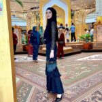 Faezah Elai Instagram – My second day raya ootd.. feeling better today.. baru boleh upload gambaq2..
Second day raya pakai baju last year sajo..
But tudung,it’s my new raya edition tudung 2023 by @febyfaezahelai in black!!
This is my favorite edition!! Seriously!!
.
P/S : Yes!! Kuruih mcm papan!! I lost 4kg due to puasa   covid   influenza = papan skateboard 
Take a good care of your health everyone..
.
#ootd #myootd #rayaootd #faezahelaiootd #ootdfaezahelai #tudungraya #tudungfaezahelai #febyfaezahelai #hijab #hijabi #hijabers #hijabfashion #hijabstyle #faezahelai #lovelovelove