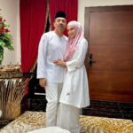 Faezah Elai Instagram - Baru sempat nk post gambaq.. yesterday.. my day 1 raya.. Our baju this year from @rosezie_collection in white.. Simple2 saja ampa oii.. penang panaih lit2 ampa oii.. nk pakai berambu ramba mau berpeloh ketiak.. Selamat Hari Raya Maaf Zahir Batin.. . #ootd #ootdfaezahelai #faezahelaiootd #ootdraya #faezahelai #1stdayraya #throwback