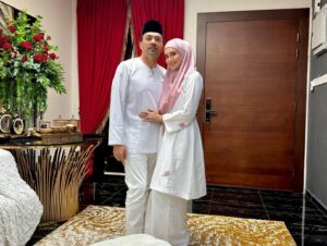 Faezah Elai Instagram - Baru sempat nk post gambaq.. yesterday.. my day 1 raya..
Our baju this year from @rosezie_collection in white..
Simple2 saja ampa oii.. penang panaih lit2 ampa oii.. nk pakai berambu ramba mau berpeloh ketiak..
Selamat Hari Raya Maaf Zahir Batin..
.
#ootd #ootdfaezahelai #faezahelaiootd #ootdraya #faezahelai #1stdayraya #throwback
