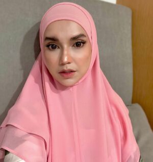 Faezah Elai Instagram - Maini dok raplah pikiaq Awat TikTok dok buat palat!! 
Tudung @febyfaezahelai ni dok ada lg kt shopee boleh pi tgk..
Shopee : febyfaezahelai.os
TikTok : febyfaezahelai
.
#tudungfaezahelai #tudungsarung #tudungsyria #faezahelai