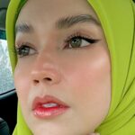 Faezah Elai Instagram – This is not about natural beauty..
This is about mana pi shading yg ku buat kt sejam?? Masa dok makeup tu elok ja dok ada.. masuk kereta, hilang pi semua?? Mana pi??
Ujung2 anak kata “lamanya mommy makeup.. tp makeup mommy tk lawa pon..” 😠😤😡
Makeup maini kena Şihir kot!! Tu yg hilang.. 🙄
.
P/S : misai pulak yg obvious 😤
#makeup #mymakeupsukcs #faezahelai