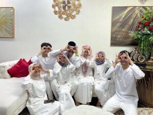 Faezah Elai Instagram - Baru sempat nk post gambaq.. yesterday.. my day 1 raya..
Our baju this year from @rosezie_collection in white..
Simple2 saja ampa oii.. penang panaih lit2 ampa oii.. nk pakai berambu ramba mau berpeloh ketiak..
Selamat Hari Raya Maaf Zahir Batin..
.
#ootd #ootdfaezahelai #faezahelaiootd #ootdraya #faezahelai #1stdayraya #throwback