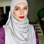 Faezah Elai Instagram – I tried wearing contact lens at the age of 42.. sgt Tk comfortable ampa oiii… rasa nk tercabut urat2 mata.. 
Rasa mcm hantu pon ada jugak.. maini mmg tk sesuai lah pakai lens ni.. teroih jd ponti.. ni mlm2 laki maini tgk mau kena heart attack..🤣😂
Make up maini yg elok ni from @emyamyza 
Klu ampa dok cari Mua boleh try Mua ni ampa oii.. 
.
#makeup #mymakeup #makeupartist #faezahelai