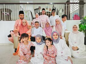 Faezah Elai Instagram - Baru sempat nk post gambaq.. yesterday.. my day 1 raya..
Our baju this year from @rosezie_collection in white..
Simple2 saja ampa oii.. penang panaih lit2 ampa oii.. nk pakai berambu ramba mau berpeloh ketiak..
Selamat Hari Raya Maaf Zahir Batin..
.
#ootd #ootdfaezahelai #faezahelaiootd #ootdraya #faezahelai #1stdayraya #throwback