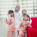 Faezah Elai Instagram - Baru sempat nk post gambaq.. yesterday.. my day 1 raya.. Our baju this year from @rosezie_collection in white.. Simple2 saja ampa oii.. penang panaih lit2 ampa oii.. nk pakai berambu ramba mau berpeloh ketiak.. Selamat Hari Raya Maaf Zahir Batin.. . #ootd #ootdfaezahelai #faezahelaiootd #ootdraya #faezahelai #1stdayraya #throwback