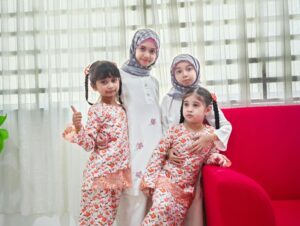 Faezah Elai Instagram - Baru sempat nk post gambaq.. yesterday.. my day 1 raya..
Our baju this year from @rosezie_collection in white..
Simple2 saja ampa oii.. penang panaih lit2 ampa oii.. nk pakai berambu ramba mau berpeloh ketiak..
Selamat Hari Raya Maaf Zahir Batin..
.
#ootd #ootdfaezahelai #faezahelaiootd #ootdraya #faezahelai #1stdayraya #throwback