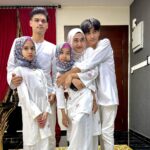 Faezah Elai Instagram - Baru sempat nk post gambaq.. yesterday.. my day 1 raya.. Our baju this year from @rosezie_collection in white.. Simple2 saja ampa oii.. penang panaih lit2 ampa oii.. nk pakai berambu ramba mau berpeloh ketiak.. Selamat Hari Raya Maaf Zahir Batin.. . #ootd #ootdfaezahelai #faezahelaiootd #ootdraya #faezahelai #1stdayraya #throwback