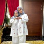 Faezah Elai Instagram - Baru sempat nk post gambaq.. yesterday.. my day 1 raya.. Our baju this year from @rosezie_collection in white.. Simple2 saja ampa oii.. penang panaih lit2 ampa oii.. nk pakai berambu ramba mau berpeloh ketiak.. Selamat Hari Raya Maaf Zahir Batin.. . #ootd #ootdfaezahelai #faezahelaiootd #ootdraya #faezahelai #1stdayraya #throwback