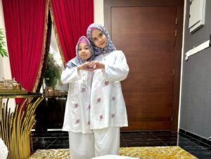 Faezah Elai Instagram - Baru sempat nk post gambaq.. yesterday.. my day 1 raya..
Our baju this year from @rosezie_collection in white..
Simple2 saja ampa oii.. penang panaih lit2 ampa oii.. nk pakai berambu ramba mau berpeloh ketiak..
Selamat Hari Raya Maaf Zahir Batin..
.
#ootd #ootdfaezahelai #faezahelaiootd #ootdraya #faezahelai #1stdayraya #throwback