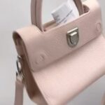 Faezah Elai Instagram – Baru2 ni maini ada hantaq bağ maini pi spa ampa.. bg nampak elok.. siap buat discoloration.. ampa tgk beza dia mcm mana.. teroih nampak baru kan.. so Klu ampa ada bag tp dh nampak buruk ka lama,ampa boleh try antaq pi spa kt @majestic_services teroih jd baru.. yg paling best harga dia tk mahai pon ampa.. 
Raya dh dekat so apa lg cepat pi hantaq bag ampa nampak baru!!
@majestic_services 
@majestic_services 
@majestic_services 
.
#bagspa #bagspaservice #review #IGreview #FEigreview