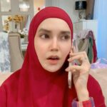 Faezah Elai Instagram - How I’m on the phone vs my mom.. Mak ampa mcm ni dak??? 😂🤣 @suzzannaelai mak ang weh!! . #bilamak2ckpphone #makzamangenzvsmakzaman90an #faezahelai