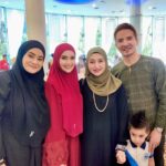 Faezah Elai Instagram - Ni cerita penutup syawal hari tu.. baru sempat nk upload.. tq my sistah @mariajjcm for having us!! Love you much2!! Mkn punya mkn punya mkn!! Lemak pon seronok dok main tendang dlm badan kami 😖 . I’m wearing tudung from @febyfaezahelai Dealova Series in flame . #lastopenhouse #penutupsyawal #latepost #faezahelai #tudungfaezahelai #hijab #hijabi #hijabers #faezahelai #lovelovelovelove